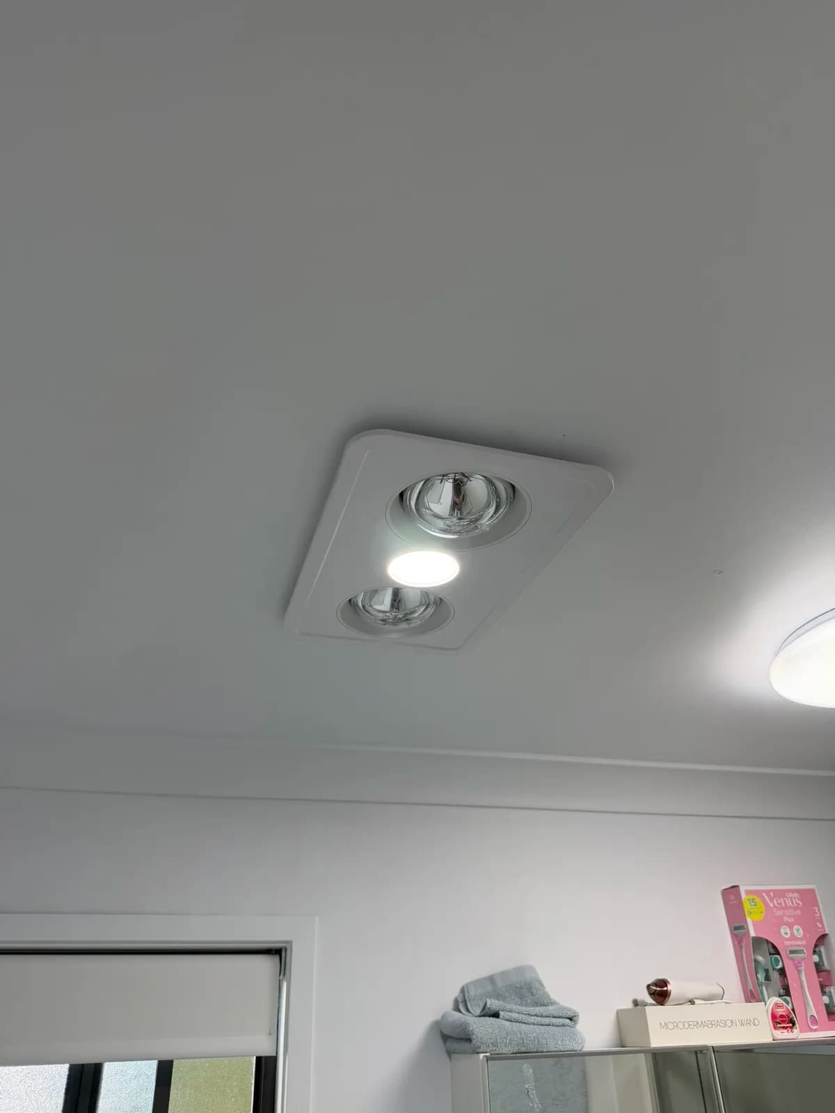 Bathroom 3-in-1 exhaust, heat and light unit