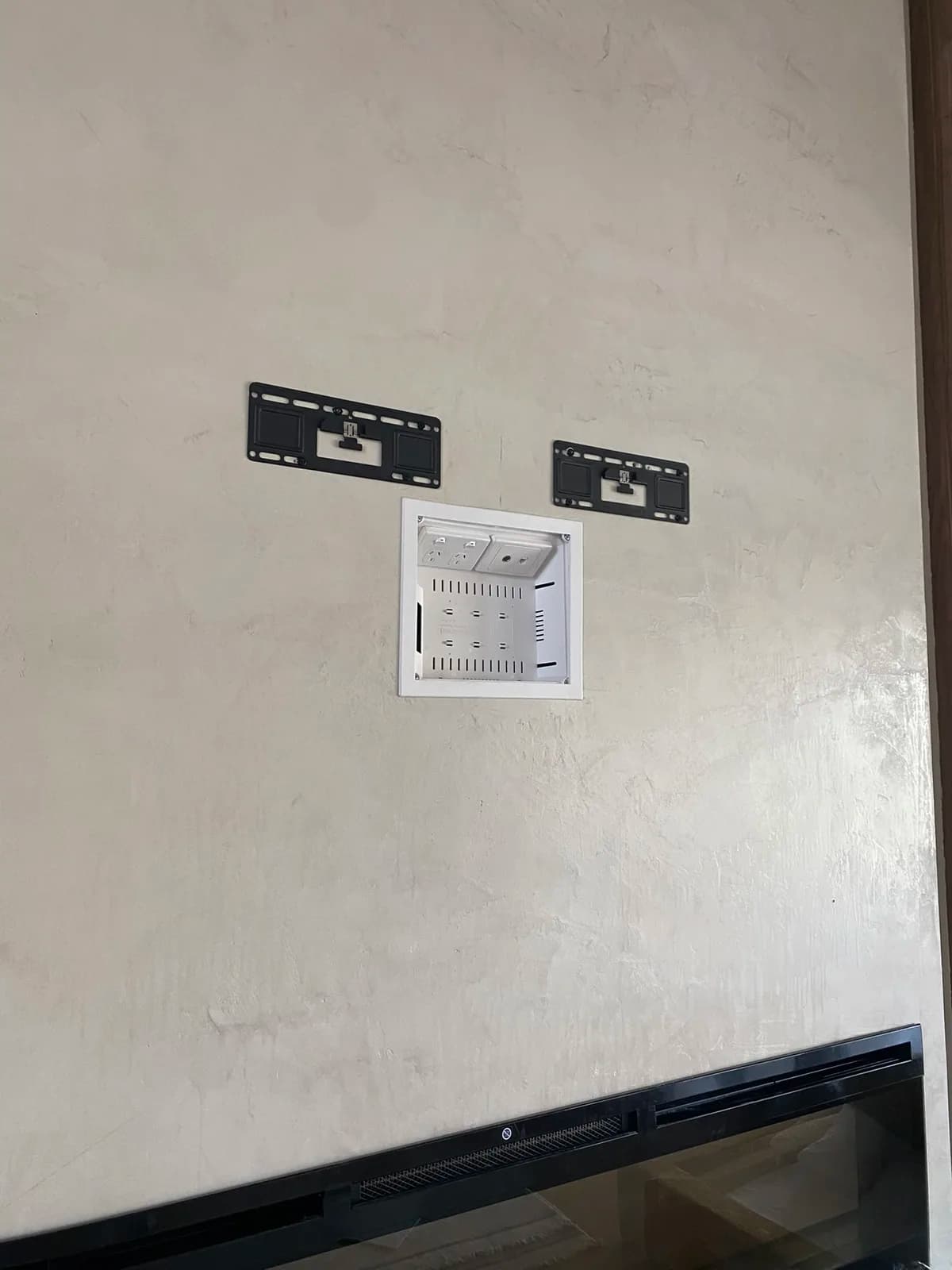 Recessed plate and TV bracket, ready for the screen
